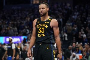 是否看到文班鼓动球迷干扰你罚球?库里:当然 我还特意配合他们 是否看到文班鼓动球迷干扰你罚球?库里:当然 我还特意配合他们