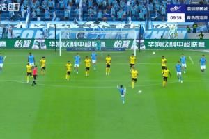 有点逆天！张卫凌空打门踢呲直接送对手反击，戴维森单刀挑射破门