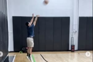 😍三分手型不错！Shams更新社媒晒自己在休赛期打球视频