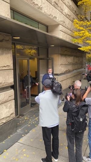 凌晨被捕！比卢普斯已离开当地法院 身着连帽衫神情复杂