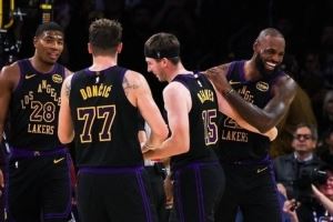 三巨头！湖人赢球海报：老詹东子小里同时登上封面 八村塁入镜